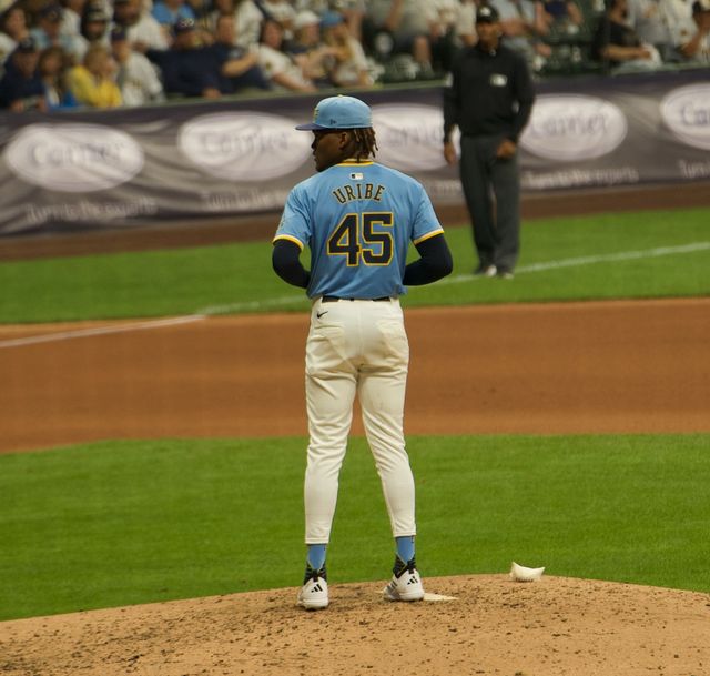 El dominicano Abner Uribe lanza con el uniforme de los Cerveceros de Milwaukee en un juego ante los Padres en 2025