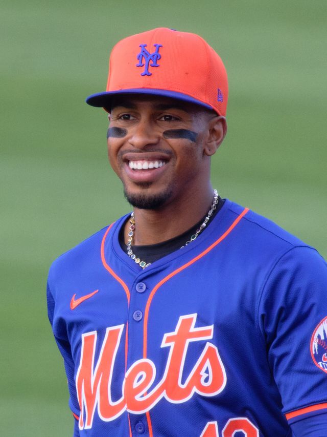 Francisco Lindor sonríe durante el calentamiento con los Mets en un juego de primavera en Port St. Lucie en 2024