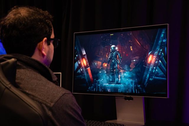 Un jugador con lentes frente a un monitor Samsung Odyssey que muestra un astronauta en una nave espacial