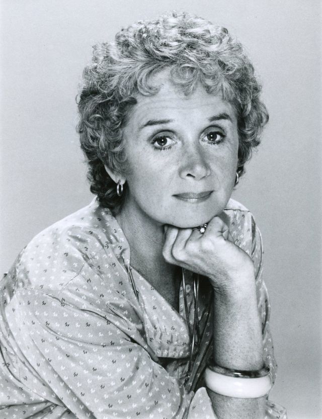 Retrato en blanco y negro de Barbara Barrie con la mano apoyada en la barbilla