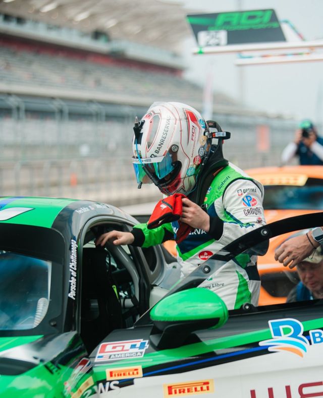 Jimmy Llibre entra con casco a su auto de carreras verde