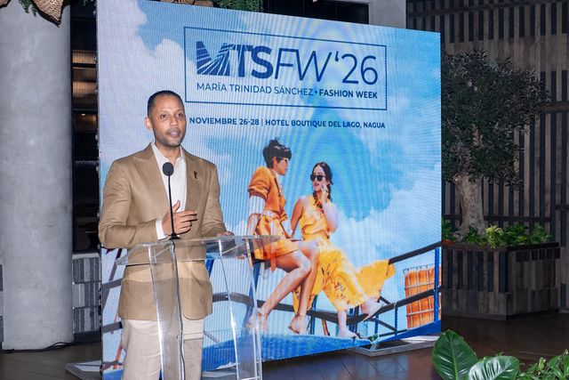 Carlos Machuca habla desde el podio frente al cartel del MTS Fashion Week 2026