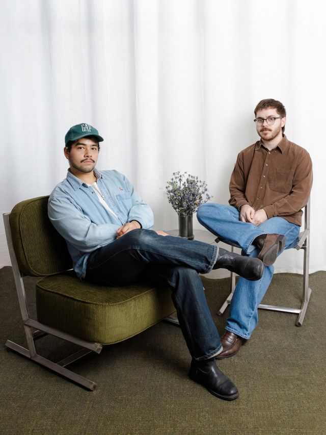 Genki Matsumura y Sebastián Zorrilla, fundadores del estudio mexicano Parafernalia, sentados en su estudio