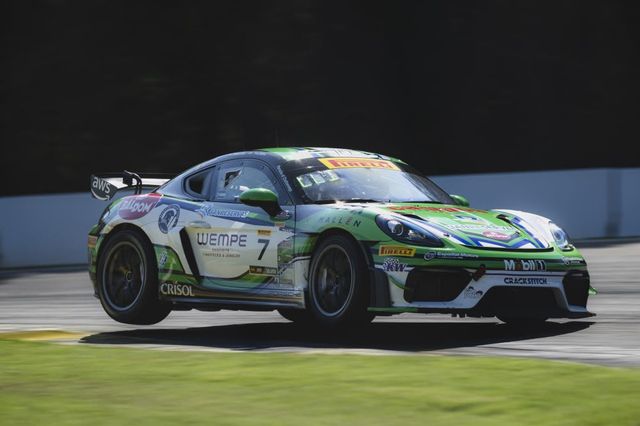 Un Porsche verde y blanco en plena carrera