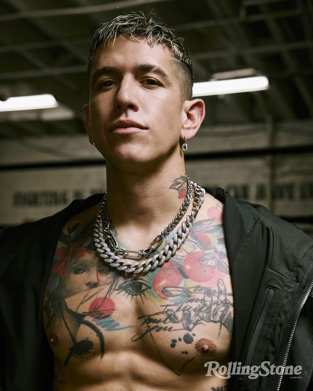 Retrato de Lenny Tavárez con cadenas y chaqueta negra