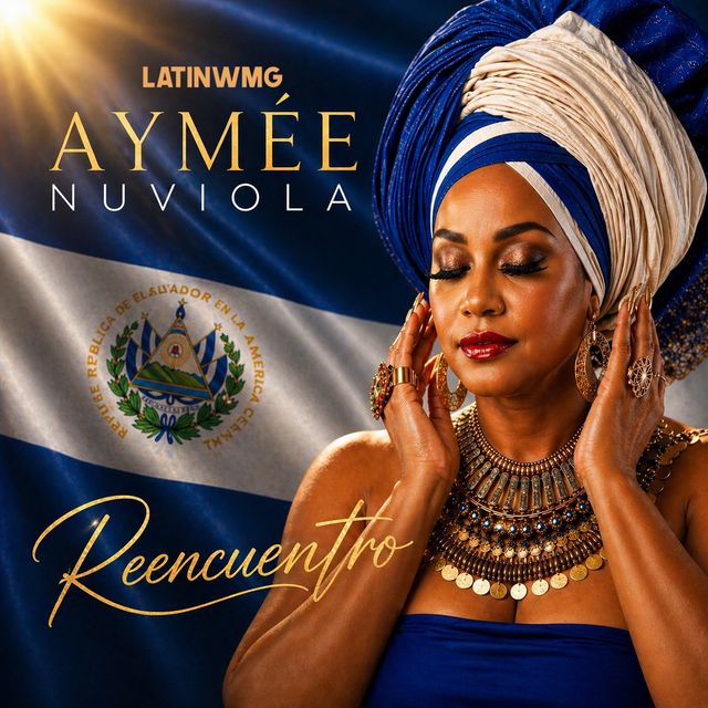 Portada de «Reencuentro»: Aymée Nuviola con turbante azul y blanco frente a la bandera de El Salvador