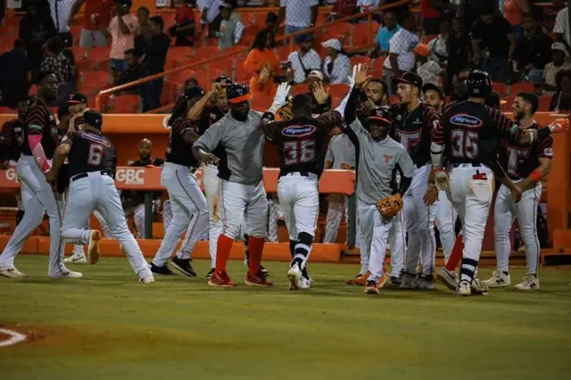 Jugadores de los Toros del Este celebran en el terreno el triunfo 6-0 ante los Gigantes del Cibao