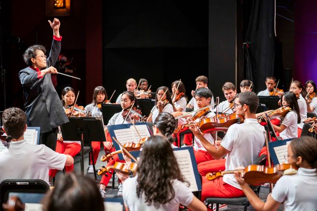 Mei-Ann Chen dirige a los jóvenes músicos de NYO2