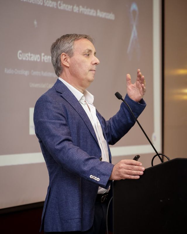 Gustavo Ferraris expone desde el podio durante su conferencia sobre cáncer de próstata