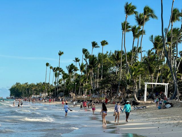 Bañistas y palmeras en la playa de Bávaro, en Punta Cana