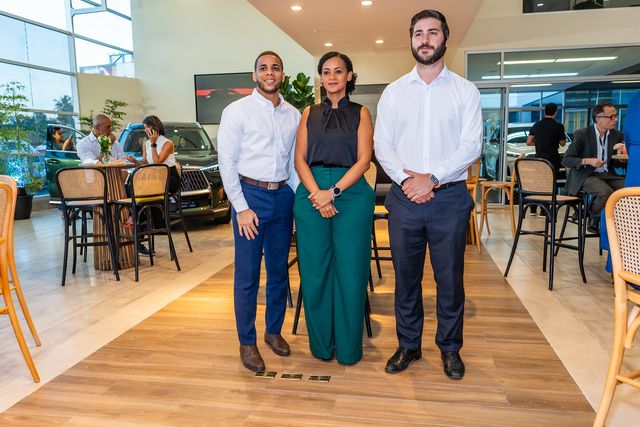 José González, Dina Ferreras y José Olivo en el salón de Infiniti