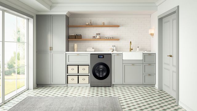 Lavandería con una lavasecadora Samsung integrada en un mueble blanco