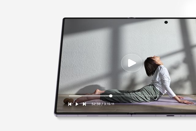 Un video a pantalla completa en el Galaxy Z Fold8 desplegado