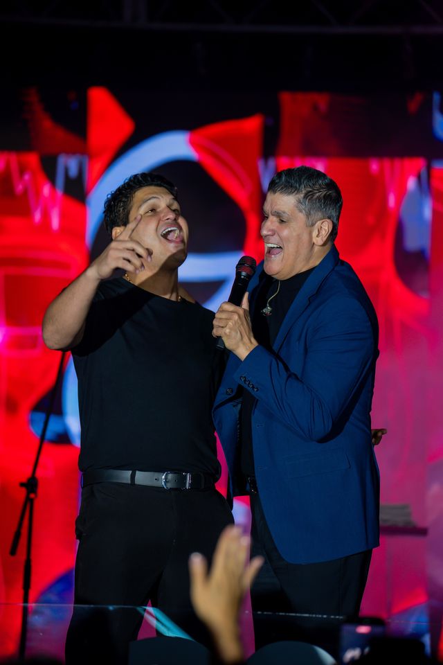 Eddy Herrera y Elder Dayán cantan juntos en una tarima