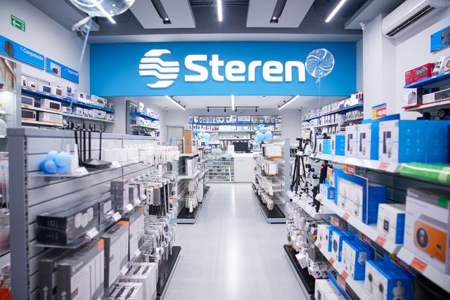 Pasillos de la nueva tienda Steren con anaqueles de accesorios tecnológicos