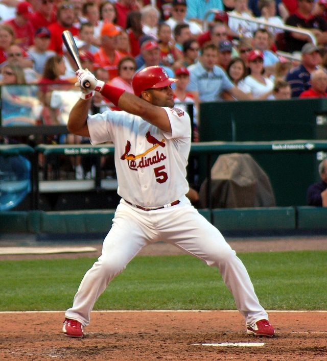 Albert Pujols en posición de bateo con el uniforme de los Cardenales de San Luis y el número 5 en 2006