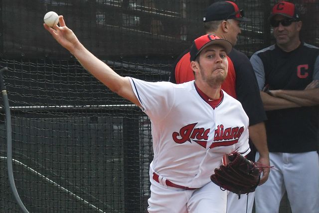 Trevor Bauer lanza la pelota en un calentamiento con el uniforme de Cleveland en 2017