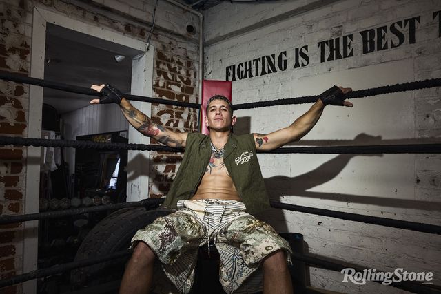 Lenny Tavárez sentado en la esquina de un ring de boxeo