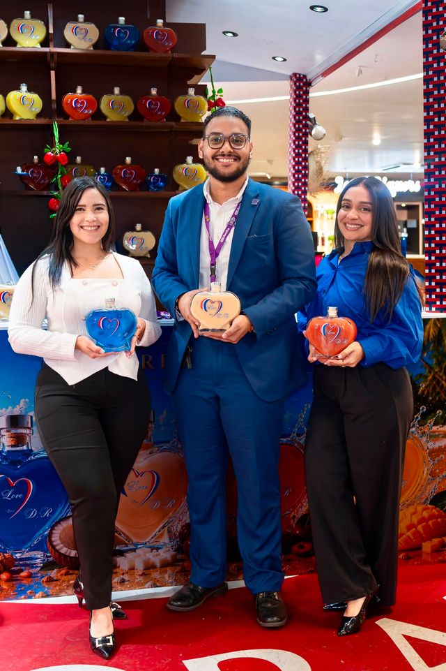 Iraima García, Francisco Ramírez y Cristal Astacio con botellas de I LOVE D.R.