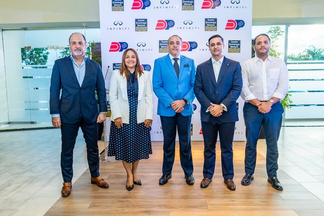 Pedro Ruiz, Pamela Martínez, Blas Fernández, Carlos Alegría y Manuel Lloret en el cóctel de Santo Domingo Motors y Dominican Padel Club