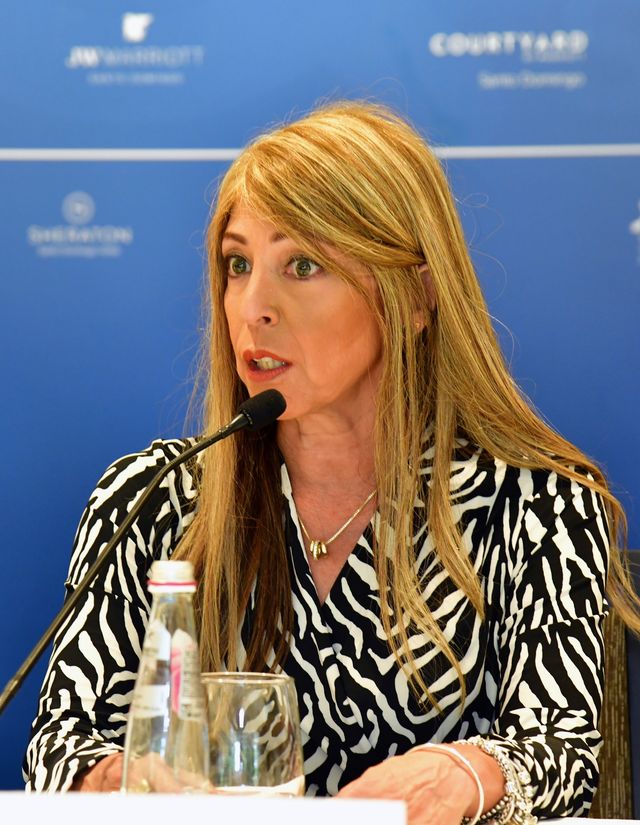 Gina Eli, presidenta de la Asociación de Hoteles de Santo Domingo, habla al micrófono