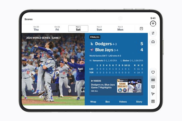 iPhone Duo abierto con la app de MLB: foto de un juego de Serie Mundial a un lado y la pizarra con el marcador al otro