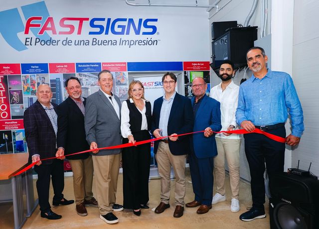 Mark L. Jameson, Manuel Lugo, José Corujo, Teresa Caballero, Ulises Borrell, Jim Howe, Christian Jaar y Juan Rivera en el aniversario de FASTSIGNS
