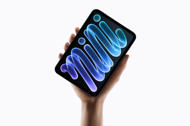 Una mano sostiene el nuevo iPad mini con pantalla OLED encendida