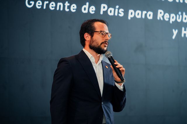 Tomás Alonso, gerente de país de Mastercard para República Dominicana y Haití, habla con micrófono