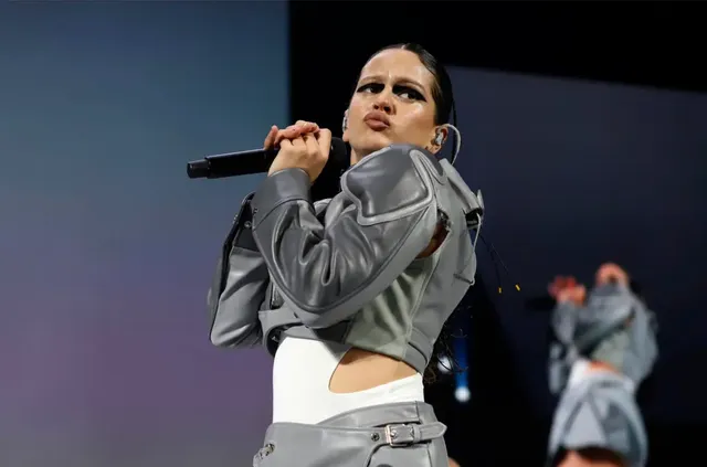 Rosalía ya suena en inglés con su nuevo tema