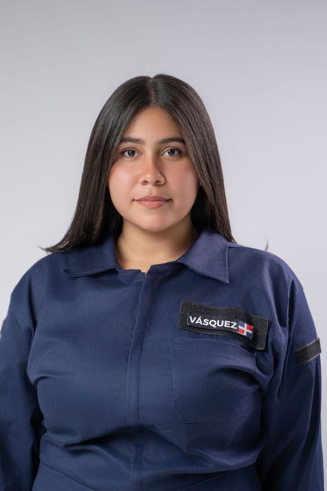 Alba Carolina Vásquez con el uniforme azul de misión