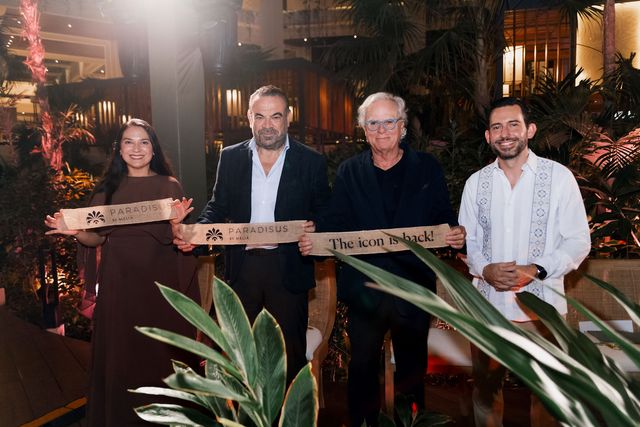 Aurora de los Ángeles Aguilar Rivero, Gabriel Escarrer, Álvaro Sanz y Bernardo Cueto Riestra con la cinta «The icon is back!» en Paradisus Cancún