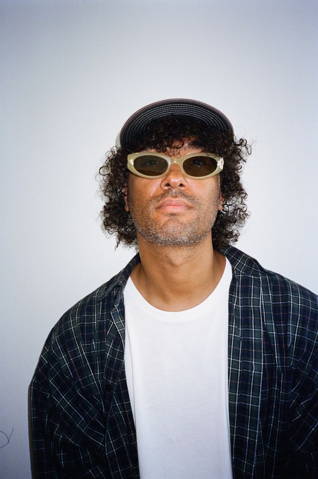 El DJ y productor &ME, de Keinemusik, con gafas y camisa de cuadros