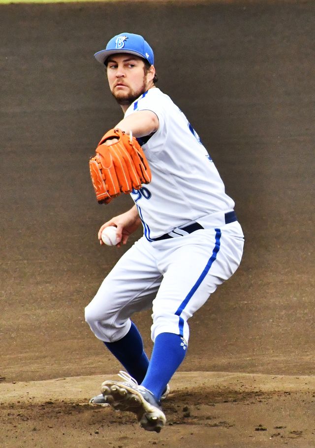 Trevor Bauer lanza con el uniforme de los Yokohama DeNA BayStars en Japón en abril de 2023
