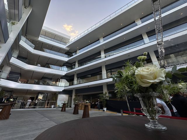 Patio interior de Porto Town Center con sus niveles de locales comerciales