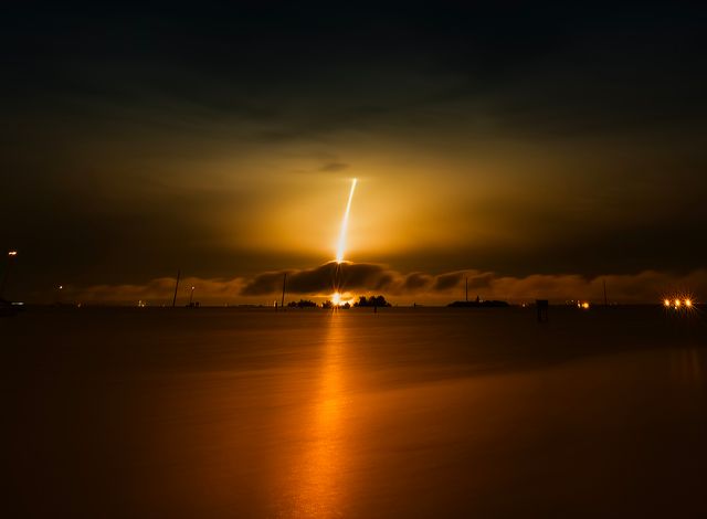 La estela de un Falcon 9 de SpaceX con satélites Starlink ilumina el cielo nocturno sobre el agua en enero de 2023