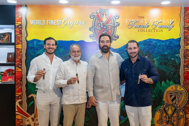 Carlito Fuentes, Sergio Villanueva, Ciro Cascella y Jhon Paul Garrido con cigarros en la mano