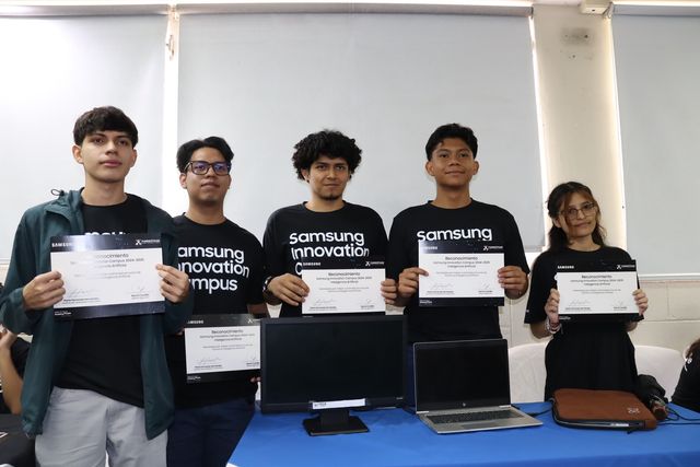 Jóvenes del Samsung Innovation Campus muestran sus certificados