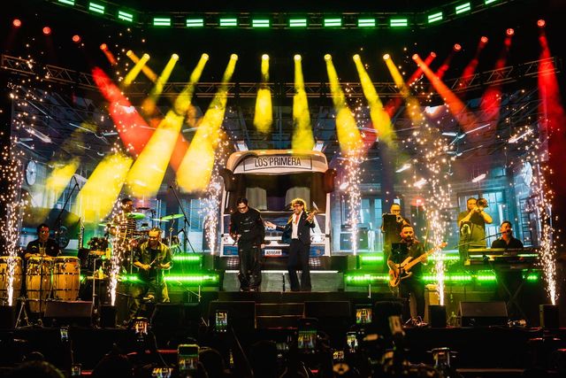 La tarima del concierto de Servando y Florentino con luces y chispas