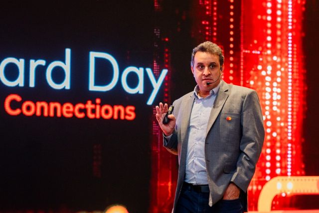 Carlos Quintero, vicepresidente ejecutivo de marketing de Mastercard, en la tarima de Mastercard Day