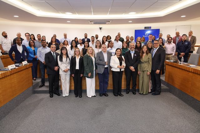 Representantes de Banco Caribe y BARNA posan con los participantes de PYME Expansión en un auditorio