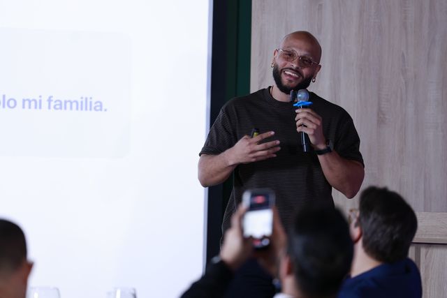 Héctor Terrero presenta ante los invitados, frente a una pantalla con datos sobre turismo médico
