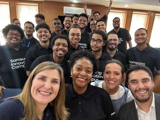 Jóvenes egresados del Samsung Innovation Campus se toman una foto grupal en el INESDYC
