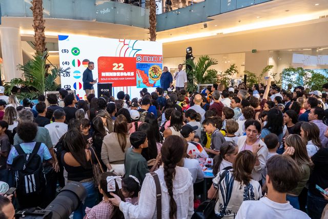 Cientos de asistentes llenan la plaza de Ágora durante el lanzamiento del álbum Panini