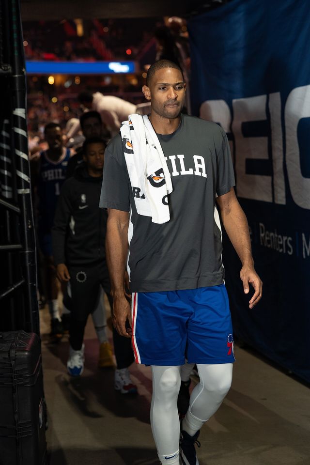 Al Horford camina por el túnel de la arena con una camiseta de los 76ers en 2019