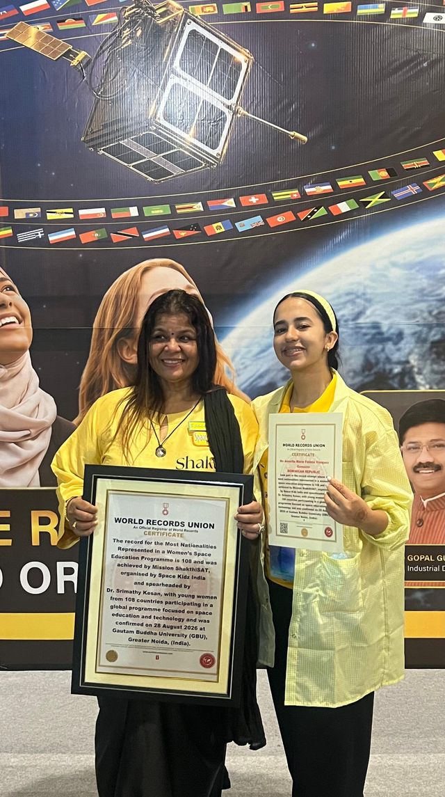 Alba Vásquez y Annette Vásquez muestran el certificado del récord mundial de Mission ShakthiSAT