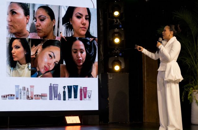 Beverly Vargas durante su conferencia en MONAT Together