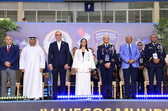 Autoridades dominicanas y dirigentes de la USIP de pie en la tarima de la inauguración de los IV Juegos Mundiales de Policía en Santo Domingo