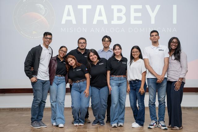 Integrantes del Programa Atabey frente a la pantalla de la Misión Atabey I