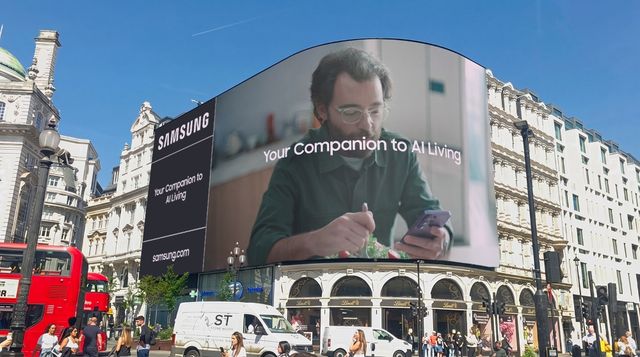 Pantalla gigante de Samsung en Piccadilly Circus, Londres, con la campaña Your Companion to AI Living